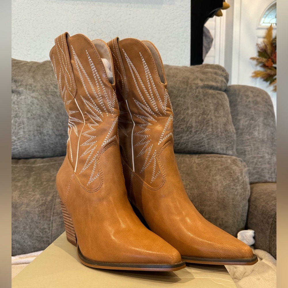 Emersyn Starbust Tan Boots - 8.5 size.  Never worn